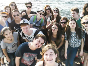 Jugendgruppe am Strand von Tel Aviv